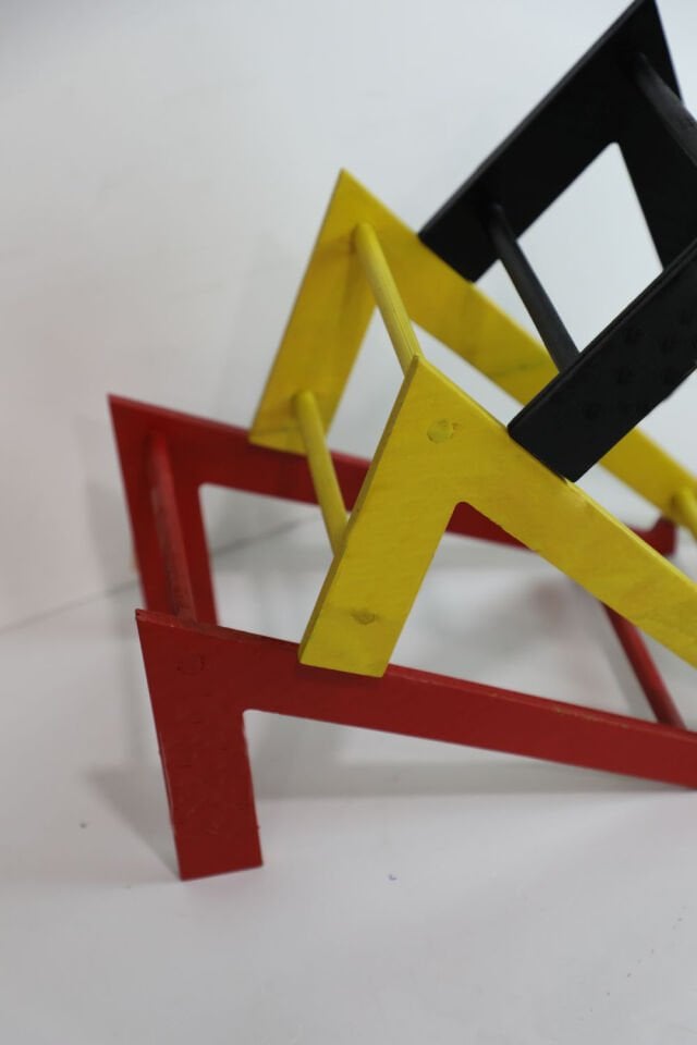 Kırmızı Renkli Ahşap Kasa Ayağı