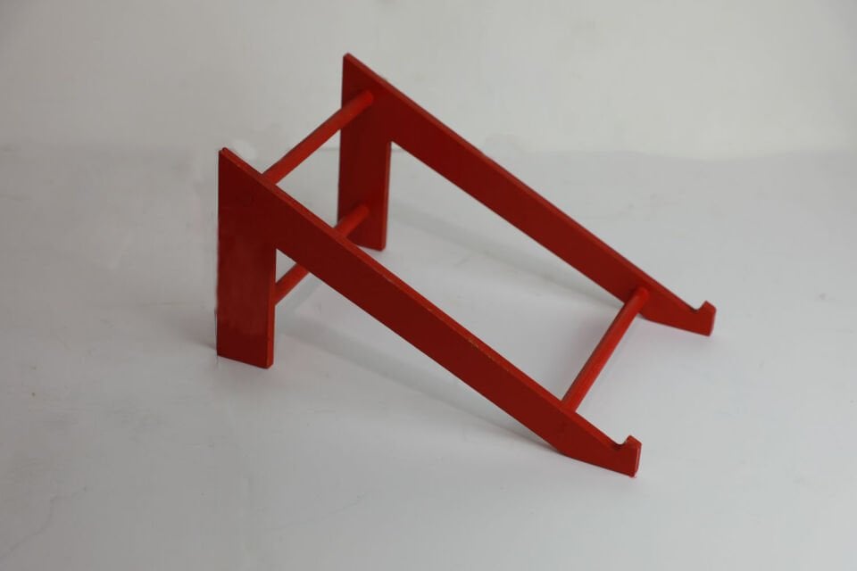 Kırmızı Renkli Ahşap Kasa Ayağı