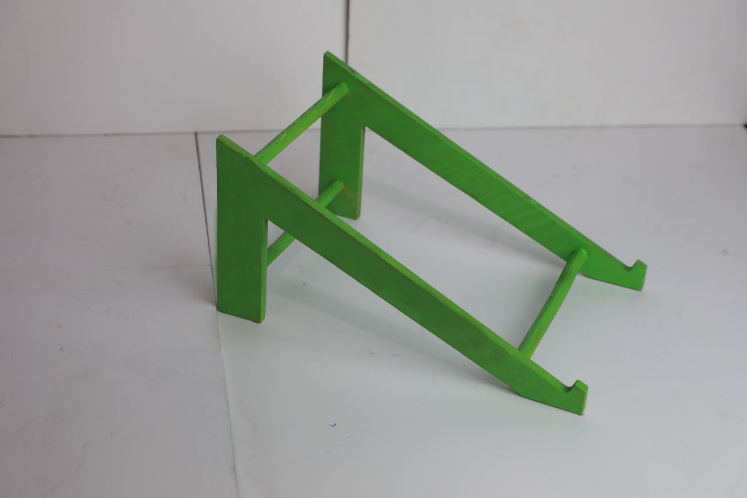 Yeşil Renkli Ahşap Kasa Ayağı