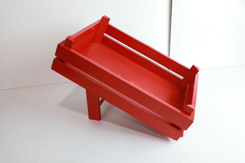 Kırmızı Renkli Ayaklı Ahşap Sunum Kasası