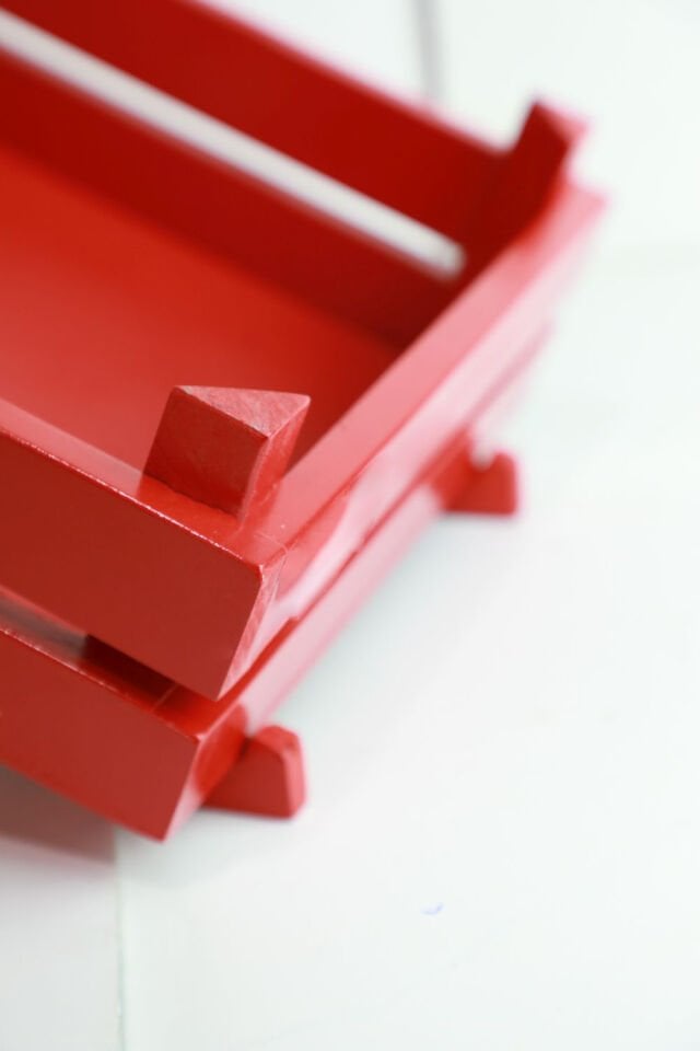 Kırmızı Renkli Ayaklı Ahşap Sunum Kasası