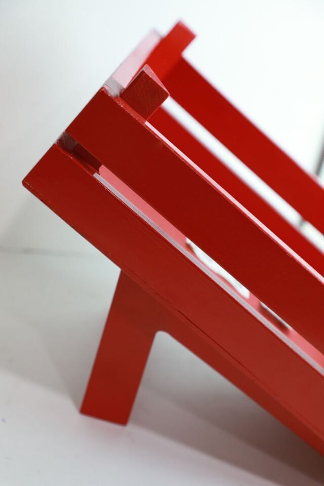 Kırmızı Renkli Ayaklı Ahşap Sunum Kasası