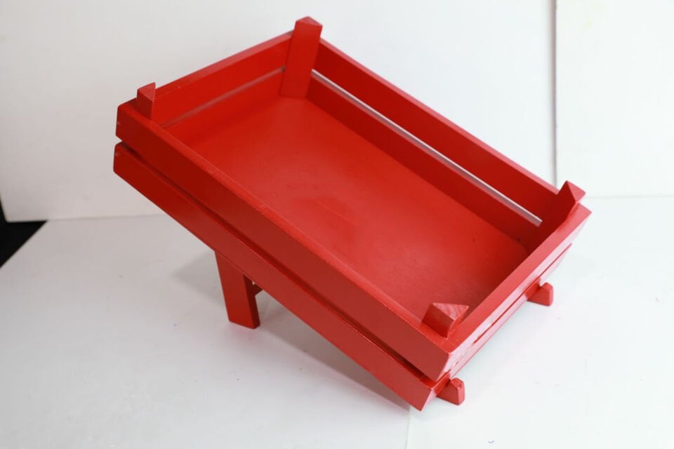 Kırmızı Renkli Ayaklı Ahşap Sunum Kasası