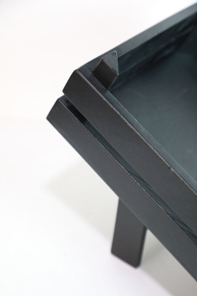 Siyah Renkli Ayaklı Ahşap Sunum Kasası