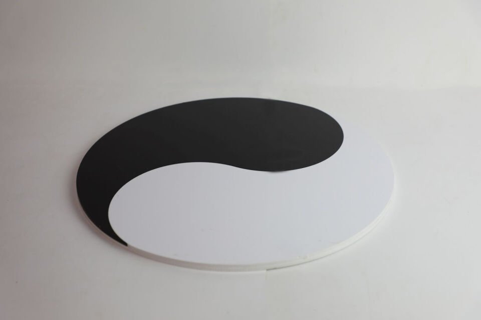 Yin Yang Tasarımlı Siyah Beyaz Masa Sunum Tepsisi (ABS)