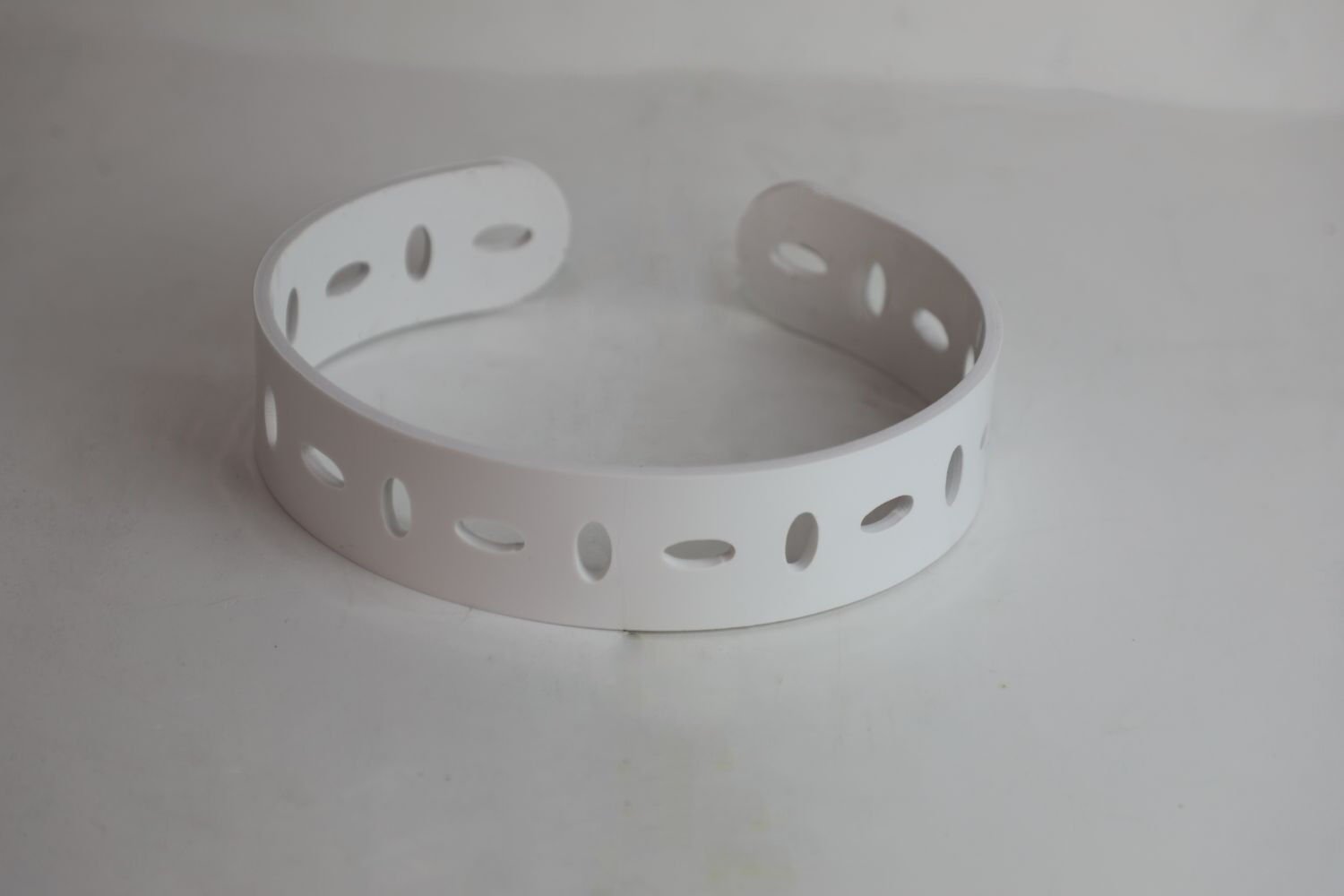 Oval Beyaz 17x21 H:5 cm Masa Üstü Yükselti (ABS)